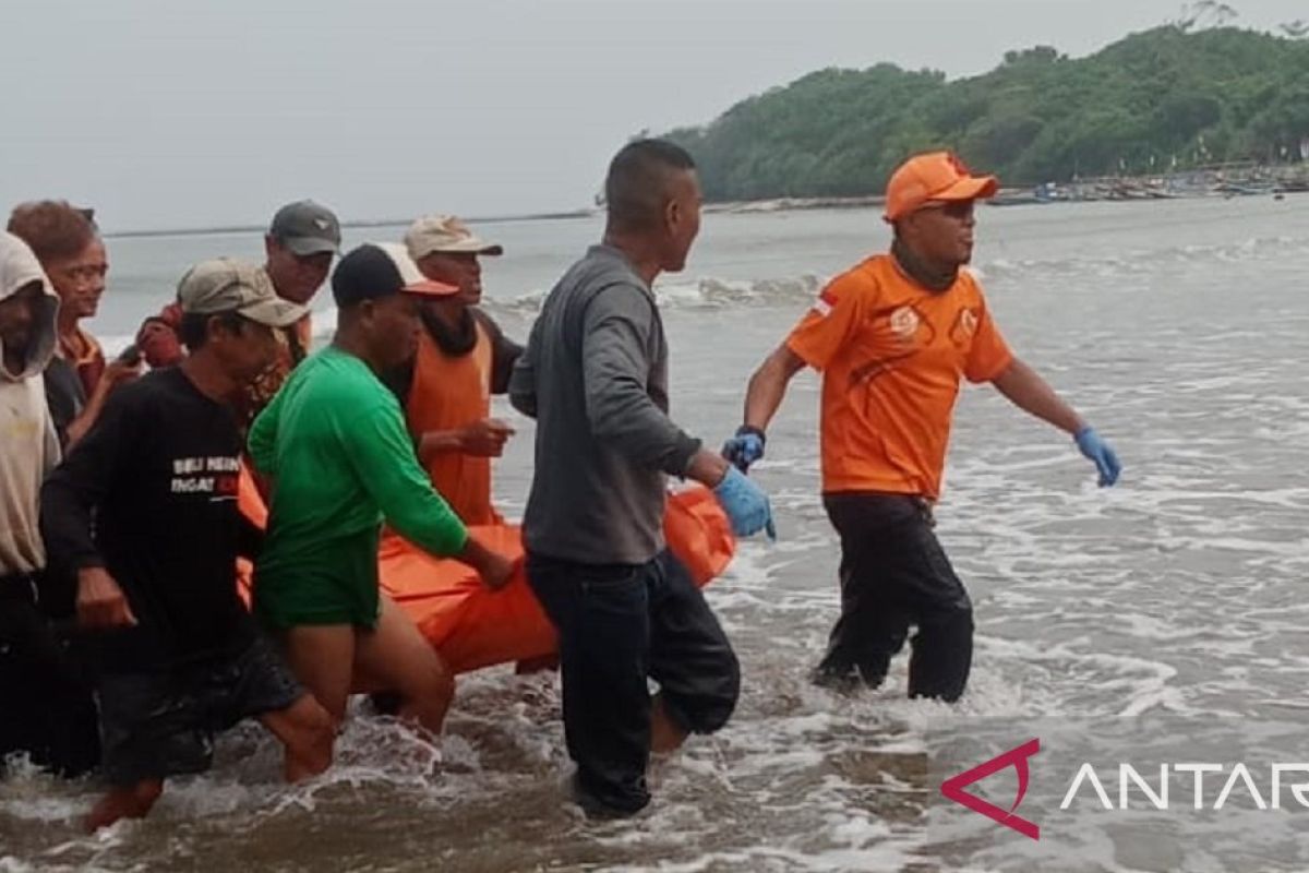 Tim SAR evakuasi jasad nelayan yang tewas tersambar petir di laut