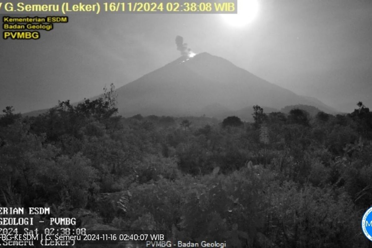 Gunung Semeru mengalami beberapa kali erupsi pada Sabtu pagi