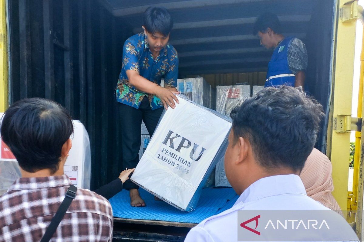 KPU Natuna mulai distribusikan logistik pilkada ke PPK di pulau penyangga