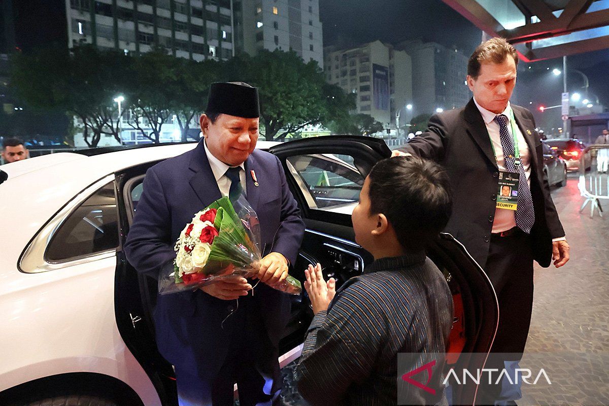 Prabowo disambut puluhan WNI di Brasil dan diberi buket bunga