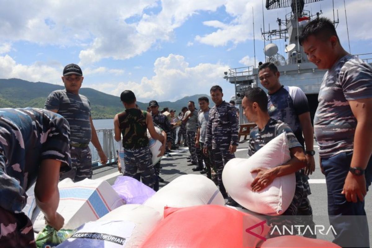 KRI Ahmad Yani-351 tiba di Flores Timur bawa bantuan korban Lewotobi