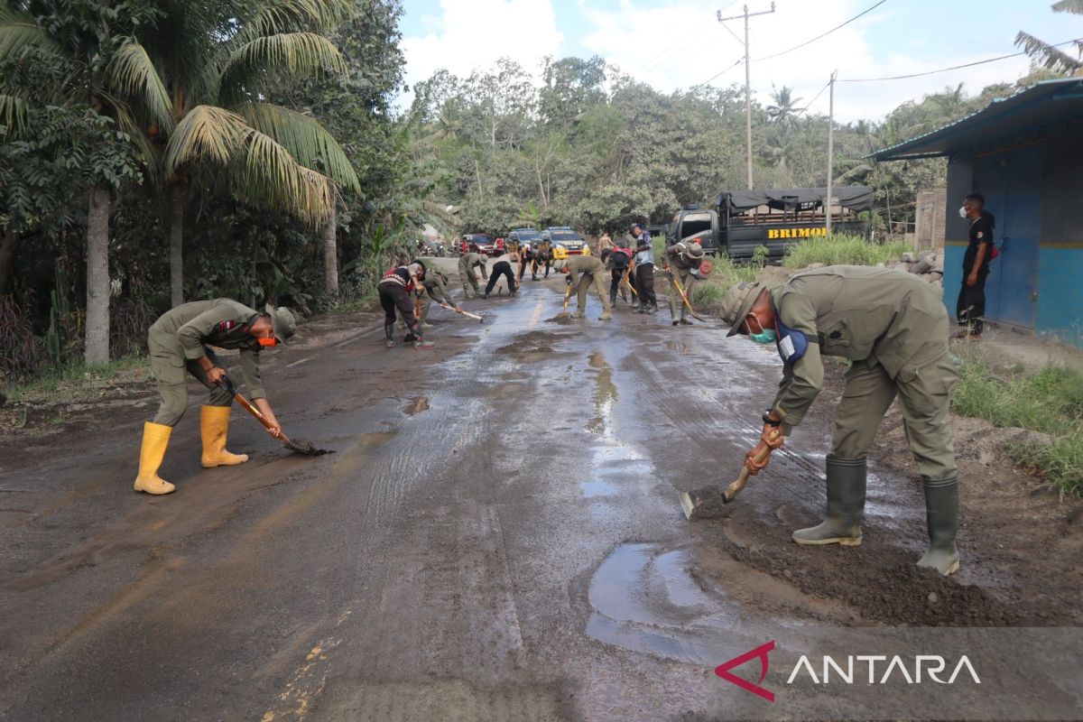 Polri bersihkan material vulkanik di jalur terdampak erupsi Lewotobi