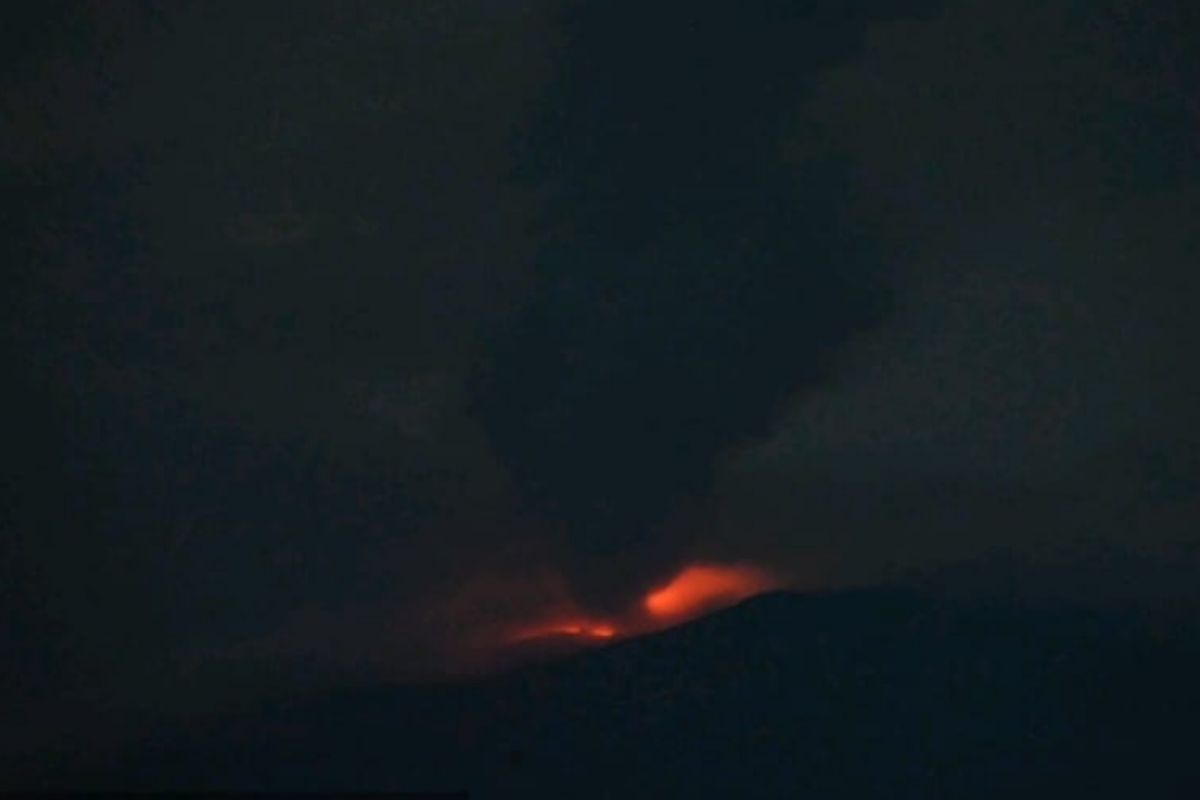 Gunung Ibu di Halmahera Barat mengeluarkan sinar api setinggi 100 meter