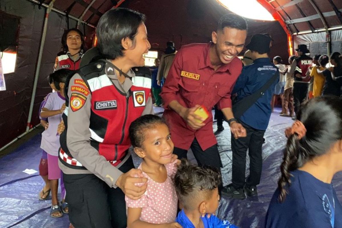 Tim psikologi Polri beri trauma healing untuk anak-anak korban erupsi Gunung Lewotobi