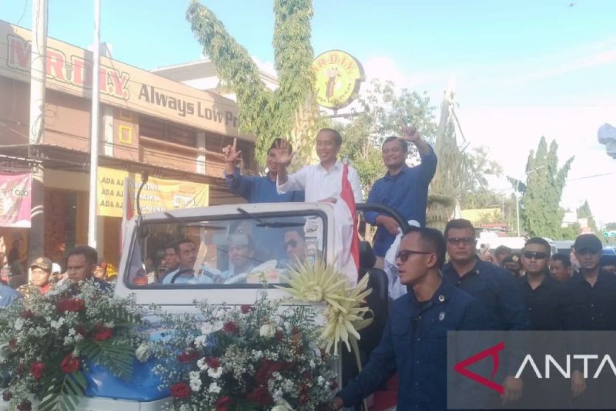 Jokowi menyapa warga Blora bersama  Luthfi-Yasin