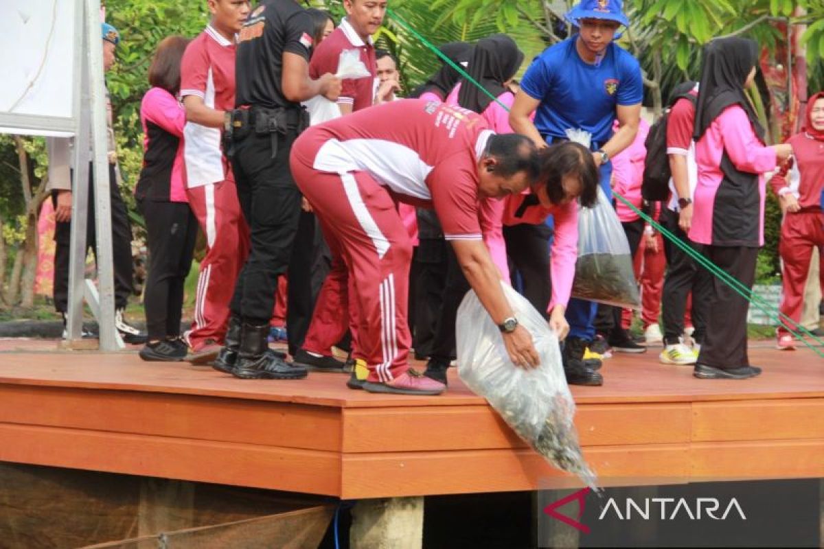 Polda Sumsel tebar 50.000 benih ikan di Kolam Kompleks Pakri Palembang