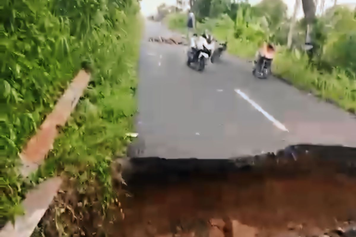 Jalan penghubung OKU Selatan dan OKU Timur putus akibat  longsor