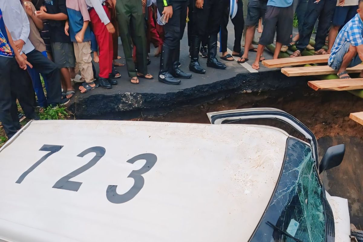 Sejumlah  kendaraan terperosok di jalan amblas ruas Martapura-Muaradua Sumsel