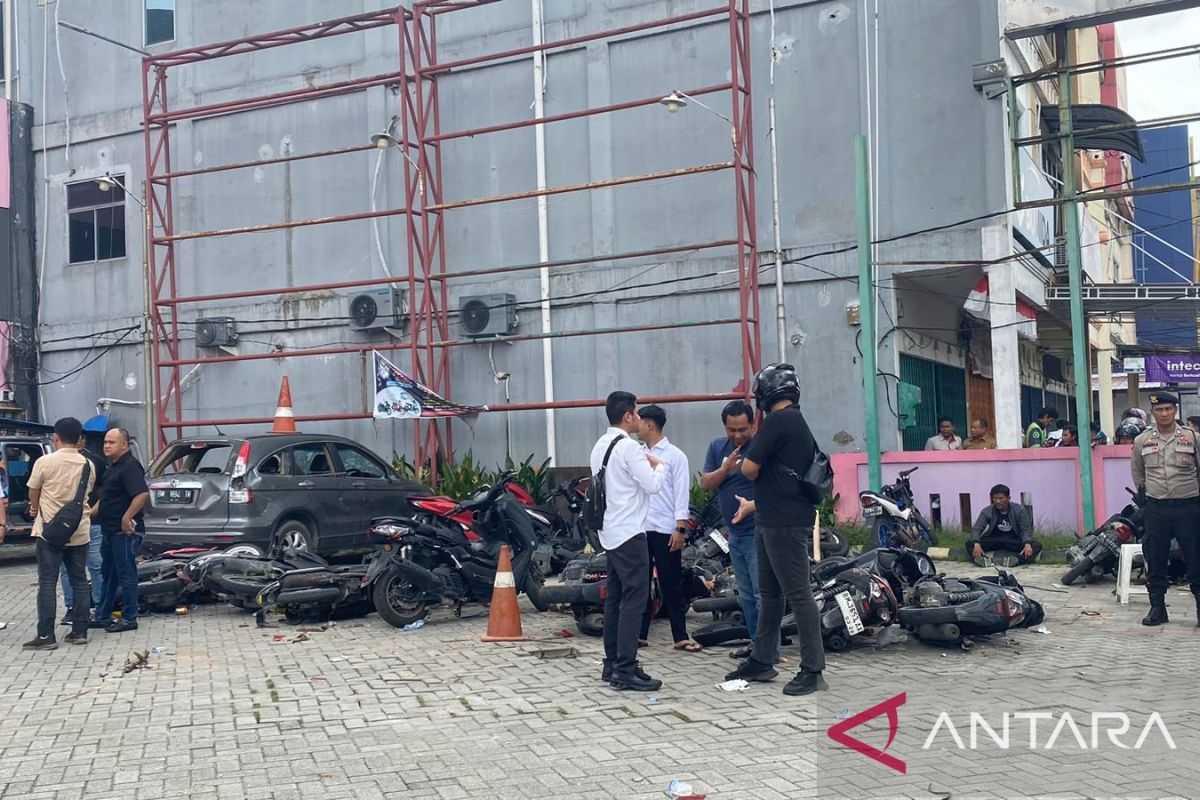 Bentrok dua ormas di Pekanbaru, belasan kendaraan dirusak