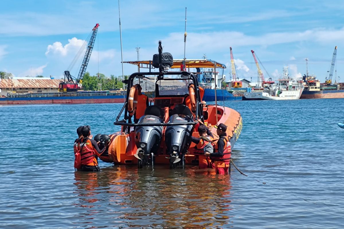 Tim SAR evakuasi mayat nelayan di Perairan Labuan Badas Sumbawa