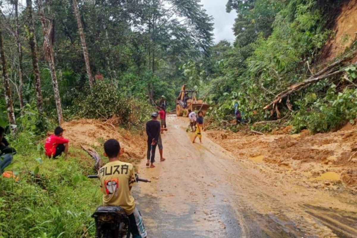 Longsor susulan kembali terjadi,Rimbo Malampahbelum bisa dilewati mobil