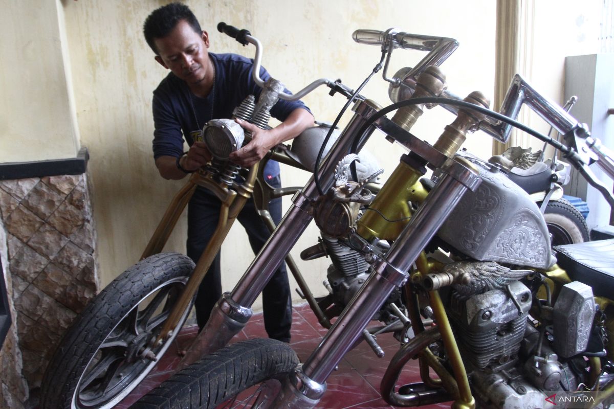 Seni ukir suku cadang motor di Malang