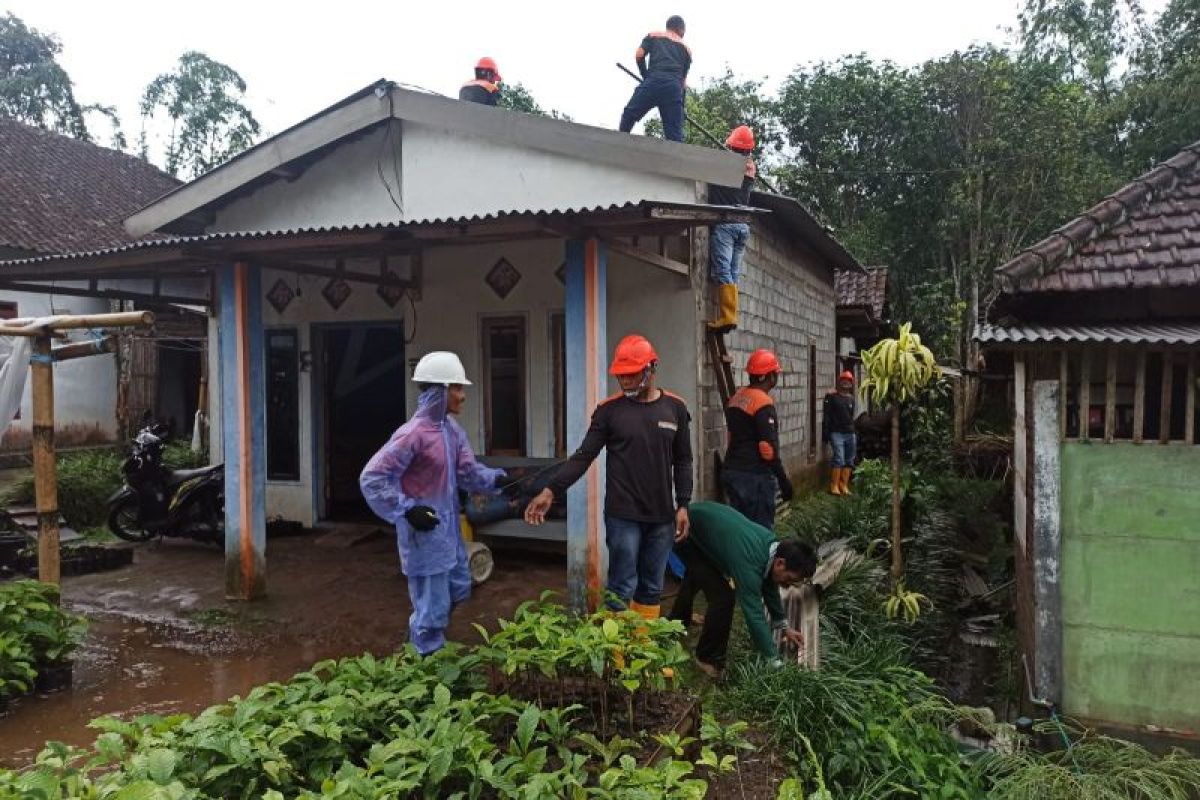 Tiga rumah di Malang rusak akibat tersapu angin kencang