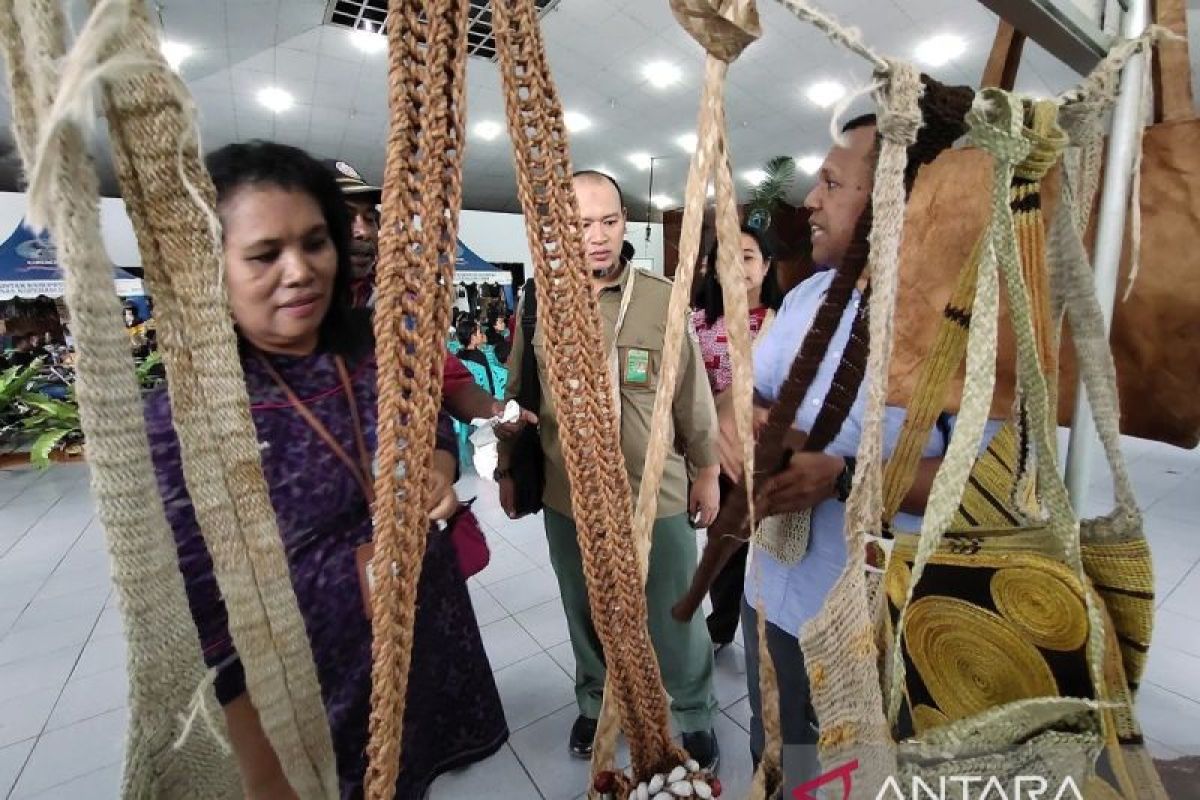 Sanggar Reymay-Universitas Ottow Giessler kolaborasi menjaga seni noken