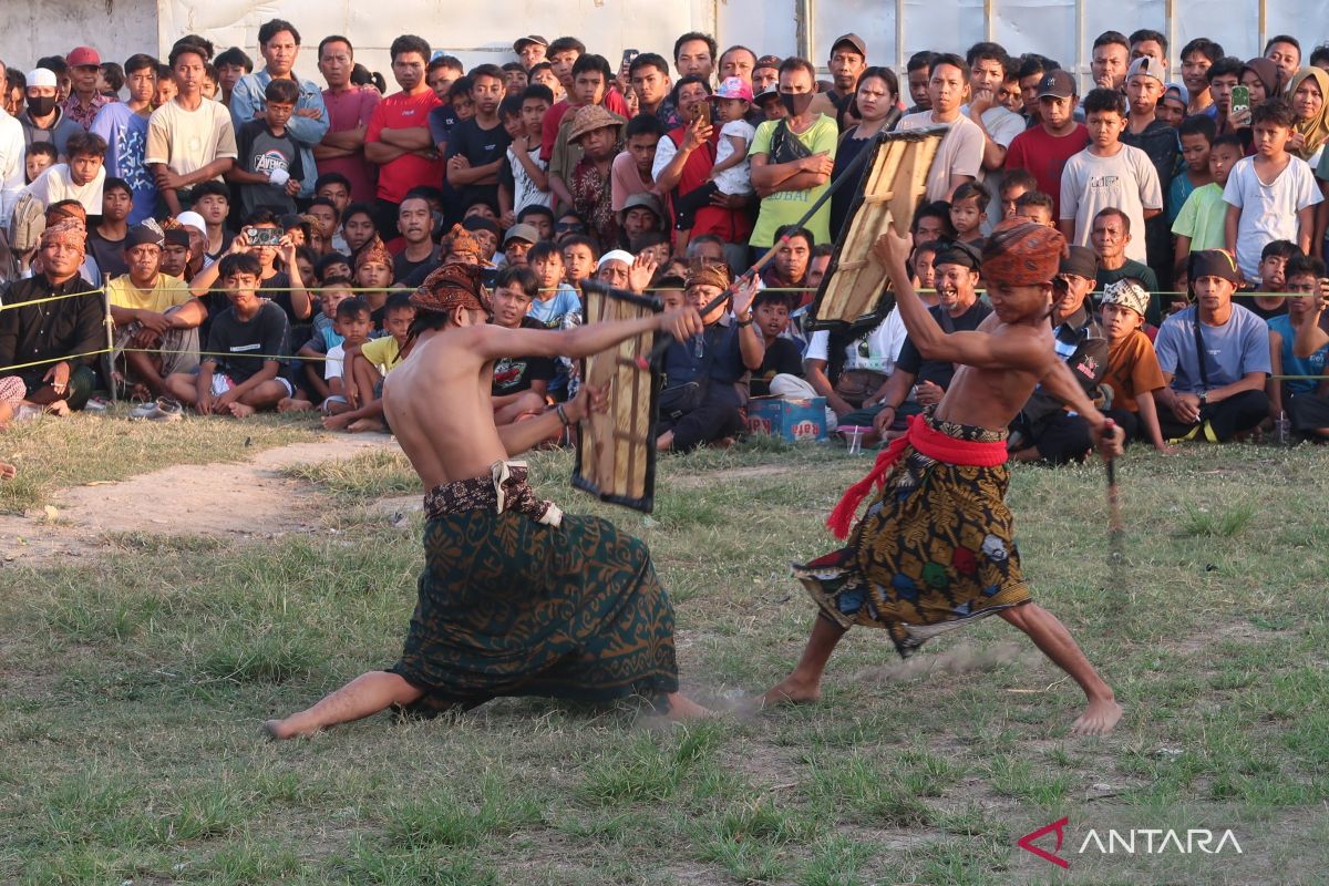 Membangkitkan pariwisata di NTB lewat peresean