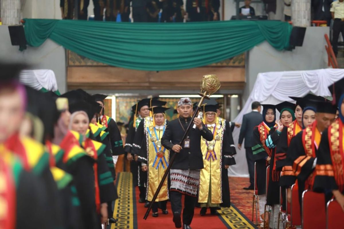 Unila luluskan 676 wisudawan pada periode II Tahun Akademik 2024/2025