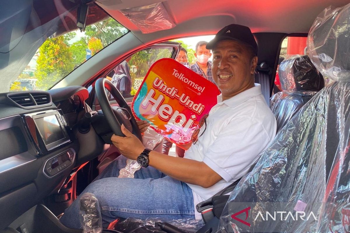 Telkomsel serahkan hadiah 1 unit mobil ke pelanggan  di Sultra