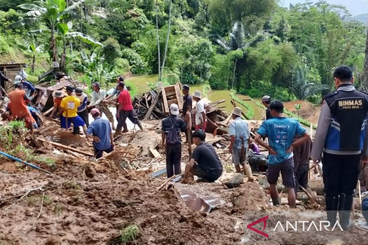 Rumah tertimbun dan rusak akibat longsor di Cianjur