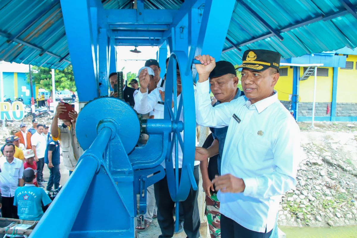 Usai revitalisasi, pintu air Sluis Kuro dibuka untuk dukung pertanian Lamongan