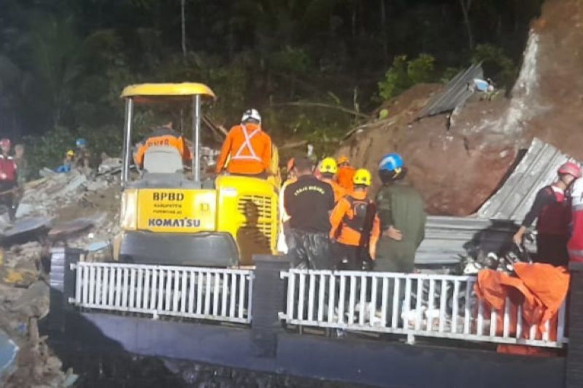 Basarnas lanjutkan pencarian seorang ibu yang hilang setelah longsor di Jateng