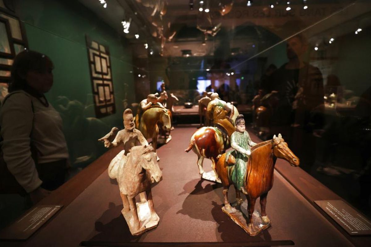 Artefak era Dinasti Tang China dipamerkan di Museum Guimet, Paris