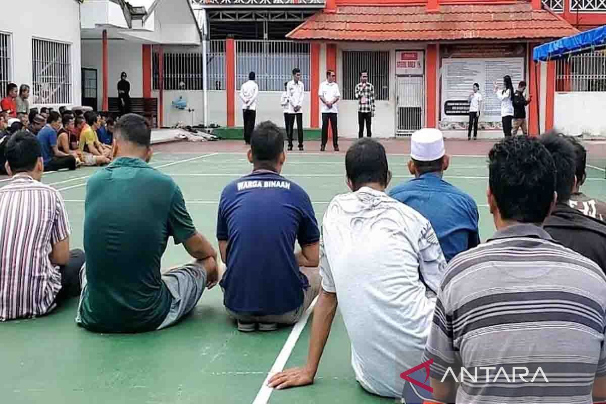 Ratusan warga binaan Lapas Sampit ikuti sosialisasi Pilkada 2024