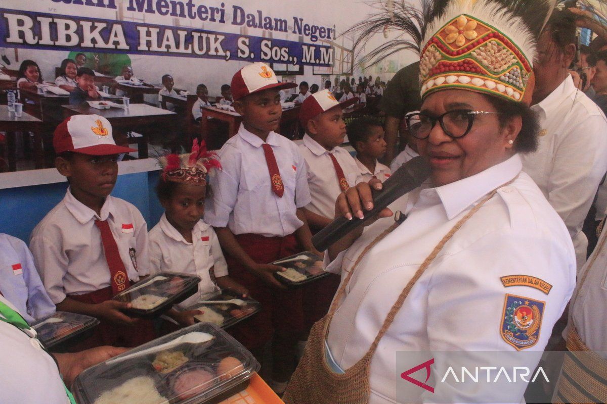 Wamendagri Ribka Haluk canangkan makan bergizi siswa SD Dobonsolo Sentani