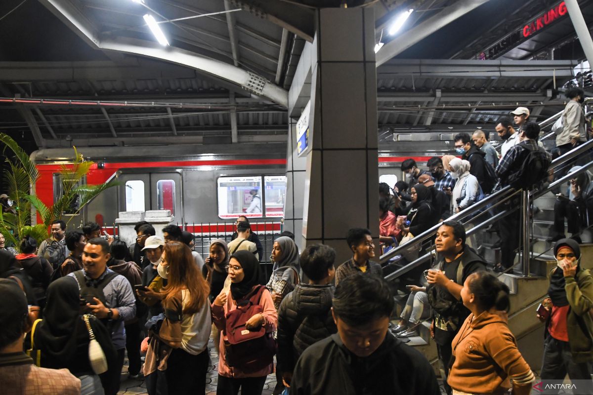 Massa Menghalangi KRL Cikarang untuk Tidak Berhenti Sementara di Stasiun Karet