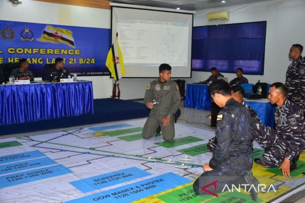 Kapal perang Indonesia dan Brunei latihan VBSS, manuver, dan tembak senjata