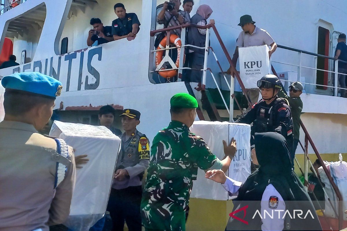 KPU Natuna distribusikan logistik ke pulau terdepan Indonesia