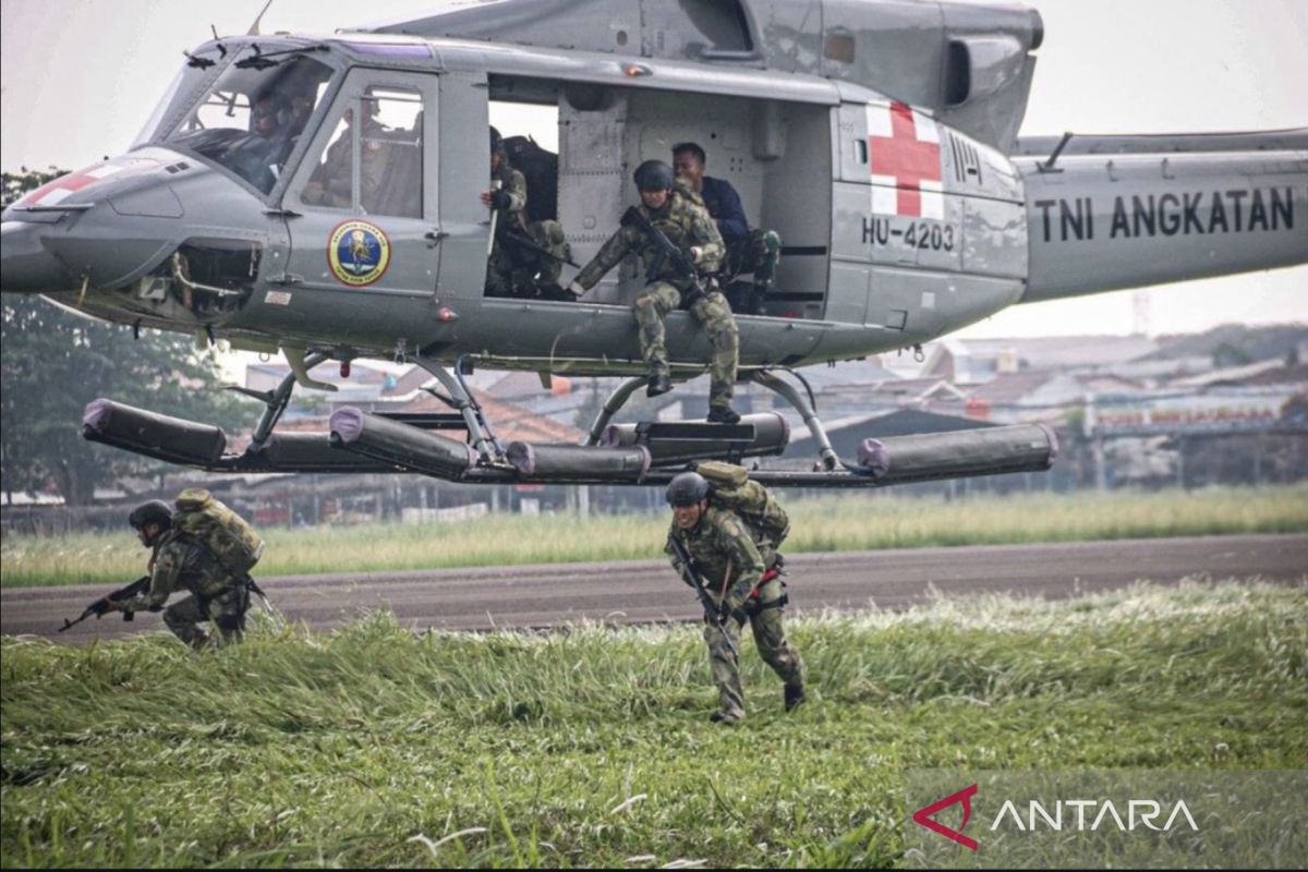 Prajurit Marinir TNI AL latihan mobile udara di Lanudal Pondok Cabe