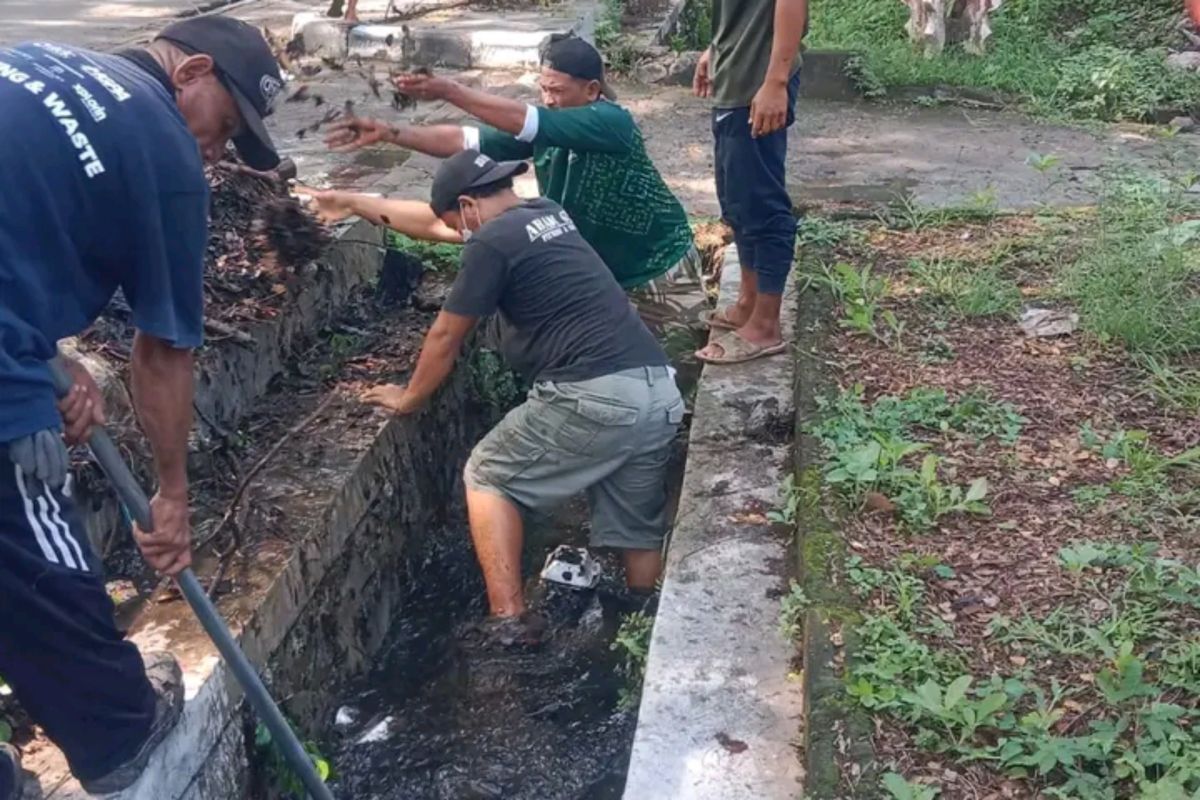 Pemkab Lombok Tengah bersihkan sampah jaringan irigasi antisipasi banjir