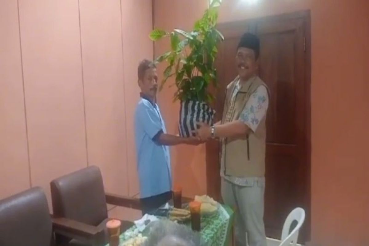 Cabup Kulon Progo Marija serahkan bantuan bibit kakao di Bukit Menoreh