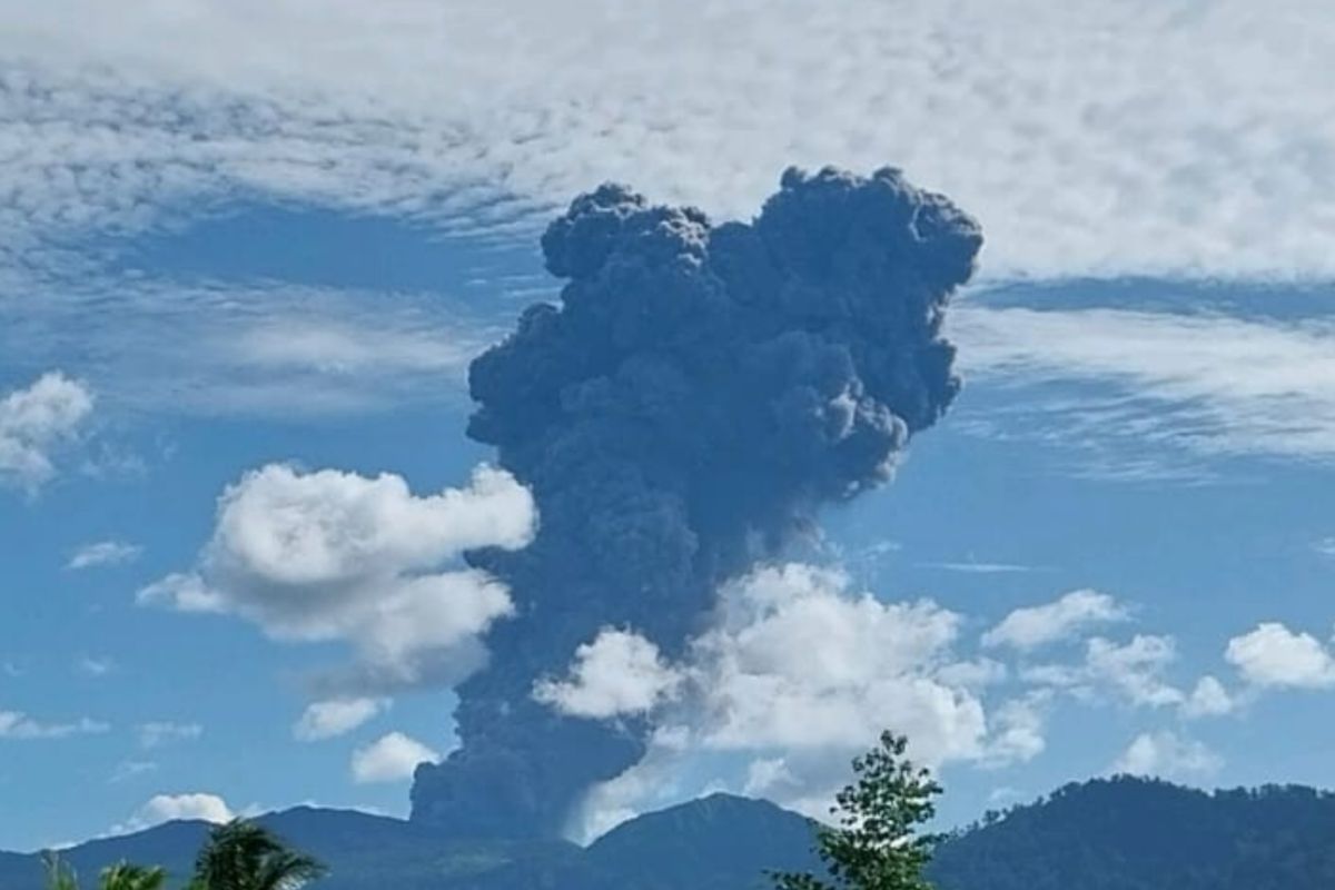 Mt. Dukono in North Halmahera erupts, ash plume reaches 3,000 meters