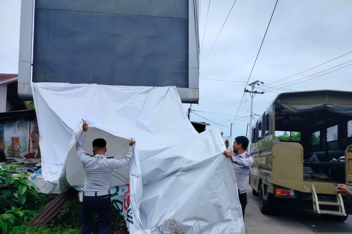 Tim Gabungan Agam tertibkan alat peraga kampanye pasangan calon (Video)