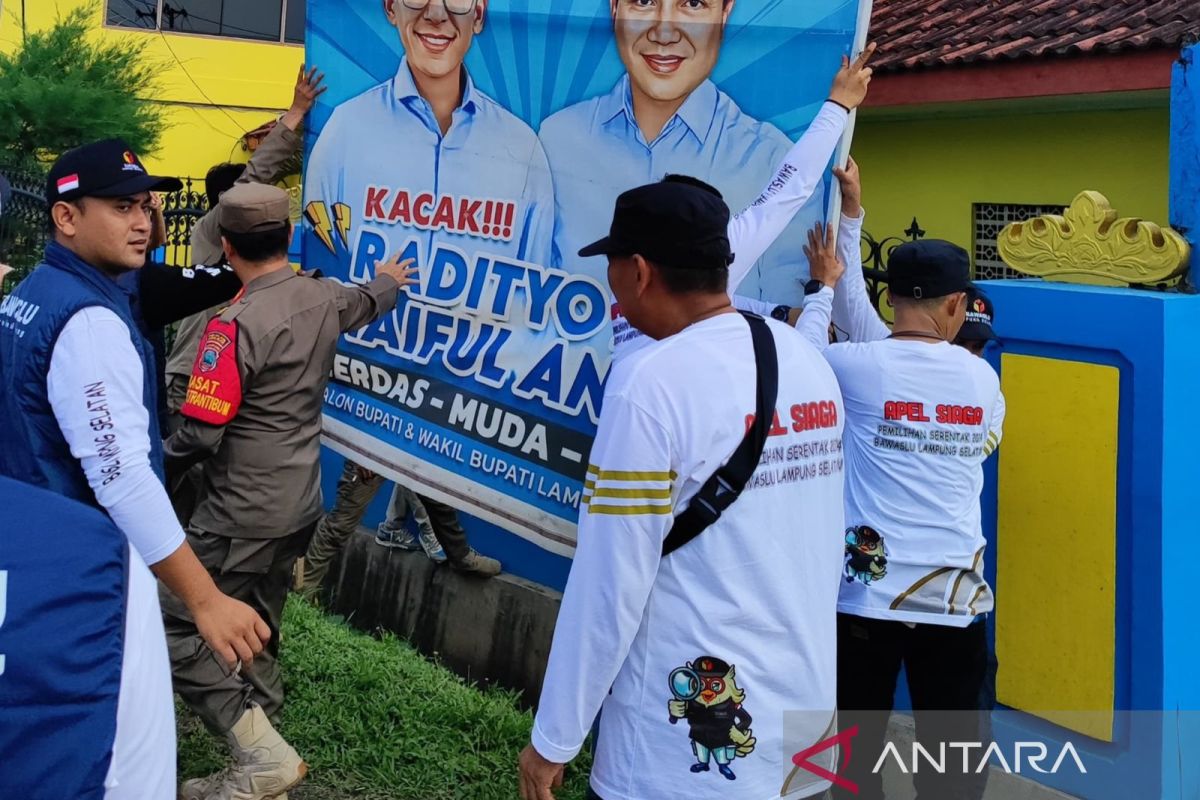 Ribuan alat peraga kampanye di Lampung Selatan mulai dibersihkan