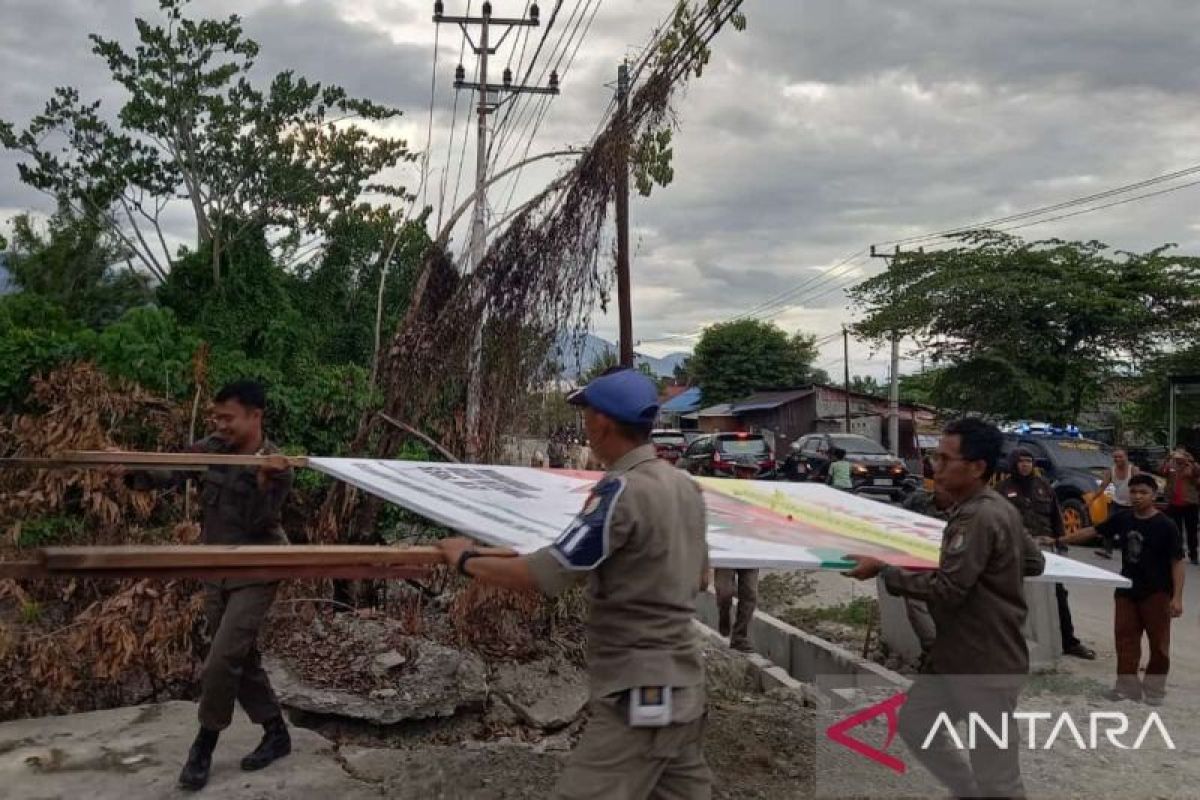 Bawaslu Sigi libatkan Satpol-PP bersihkan APK Pilkada 2024