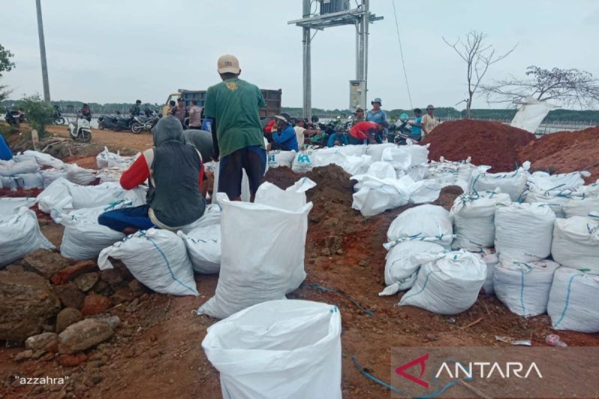 Pekalongan evakuasi puluhan warga terdampak tanggul  sungai jebol