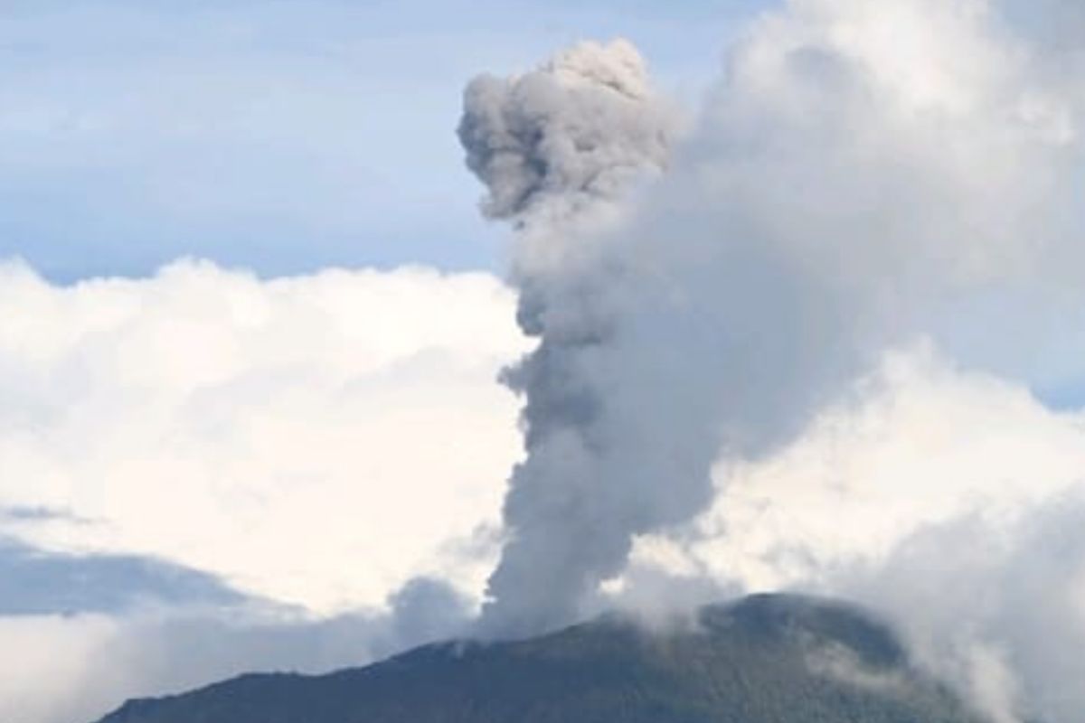 Gunung Ibu meletus lagi, abu setinggi 1,2 km