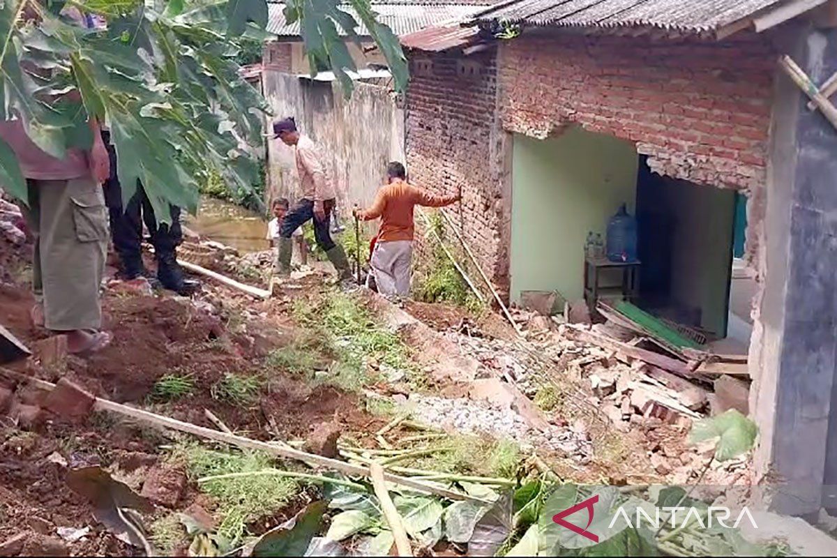 BPBD kerahkan tim tangani tanah longsor di sejumlah wilayah  Banyumas