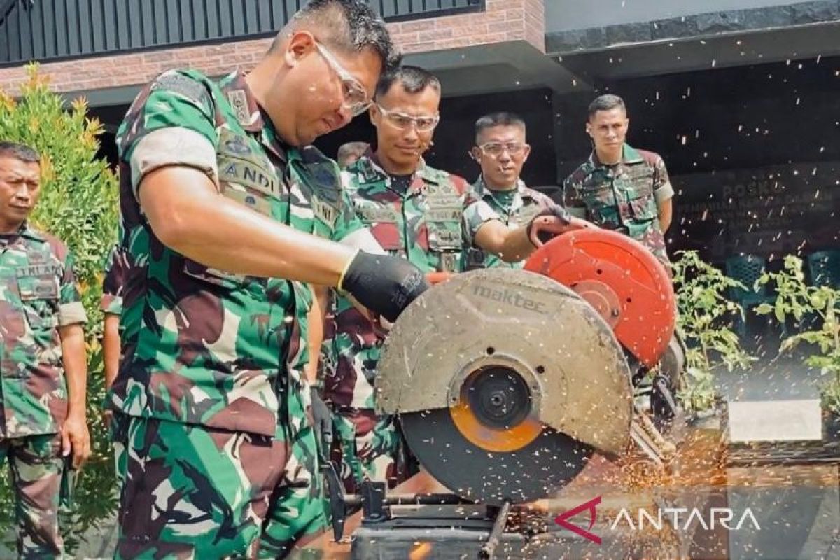 Kodim Bima musnahkan barang sitaan senpi rakitan dan sajam