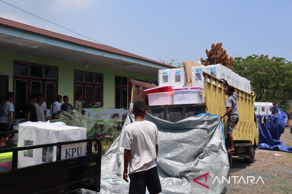 KPU Flotim distribusi logistik Pilkada ke posko pengungsian Lewotobi