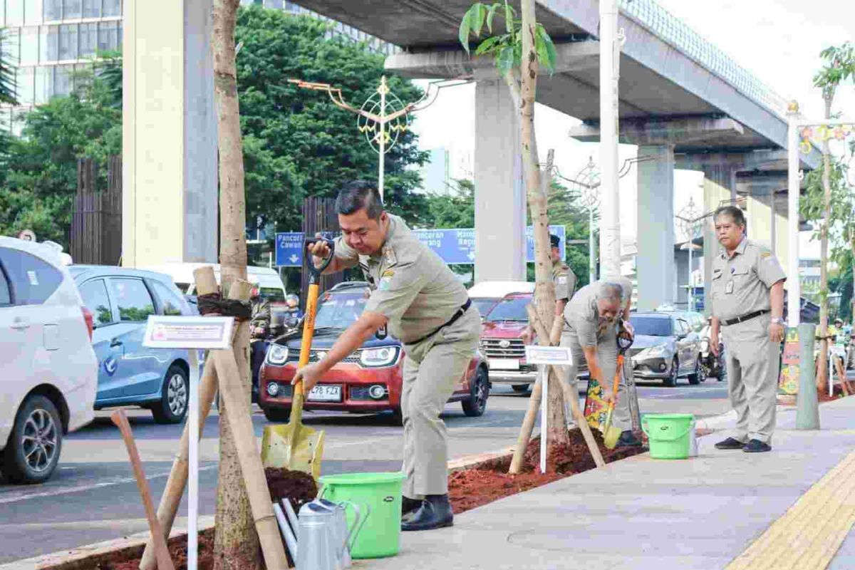 Kurangi polusi, Pemprov DKI tanam ratusan pohon tabebuya di Kuningan