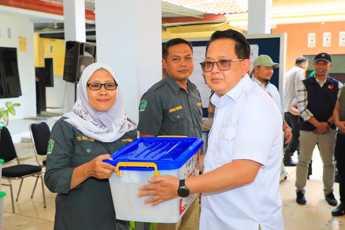 Pj Gubernur Jatim tinjau kesiapan logistik pilkada di Lumajang