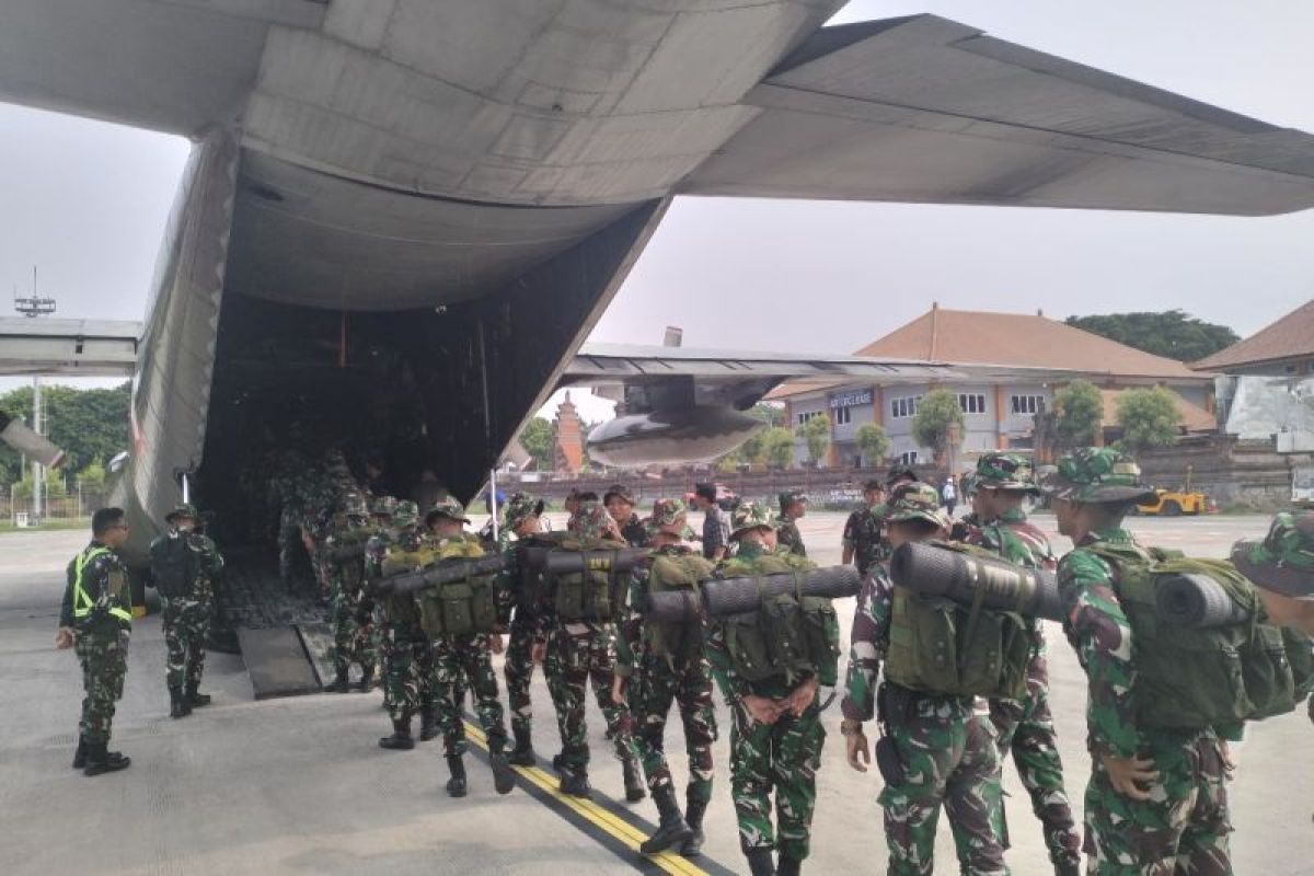 Kodam Udayana mengirim prajurit bangun hunian sementara di Flotim