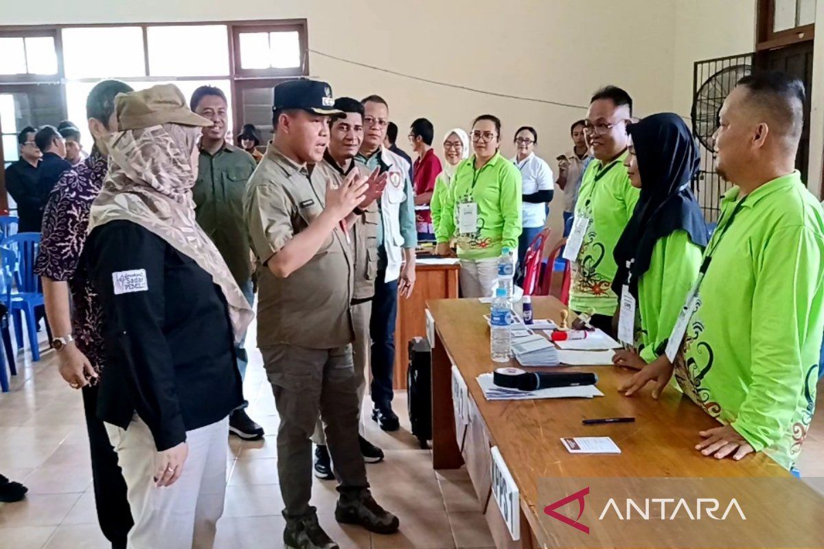 Penjabat Bupati Barsel pantau pemungutan suara di Dusun Selatan