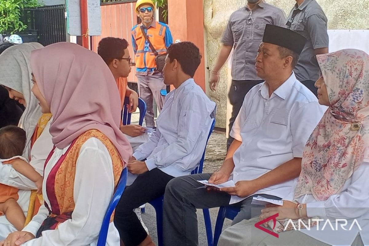 Cagub NTB Zulkieflimansyah nyoblos di TPS 1 Kota Mataram