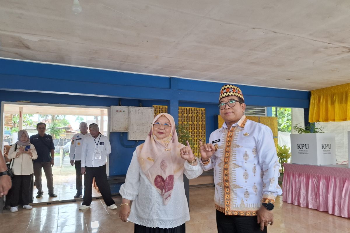 Pj Gubernur Lampung salurkan hak pilih di TPS 07 Teluk Betung Utara