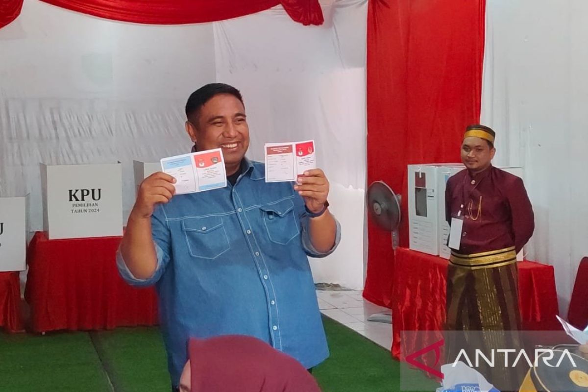 Bupati Maros mencoblos di TPS 07 melawan kotak kosong