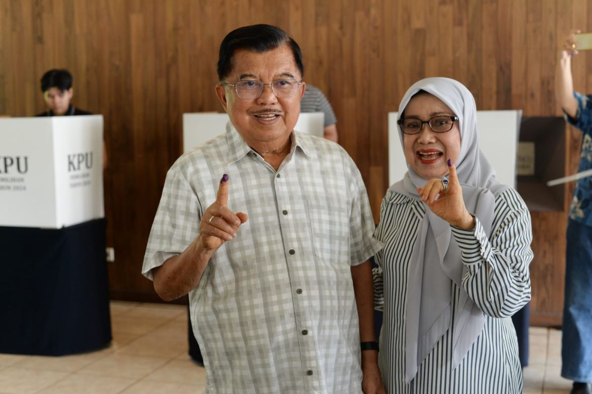 Jusuf Kalla mencoblos di Pilkada Jakarta didampingi istri